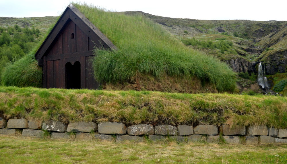 stong ruins of a real viking settlement manor and the reconstructed saga age farm 91 1000x571 1 Claves para elegir el mejor alojamiento en Islandia