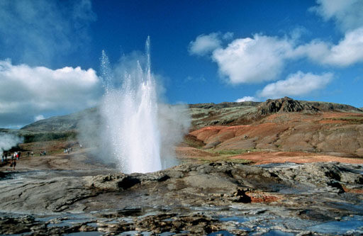 geyser en erupción